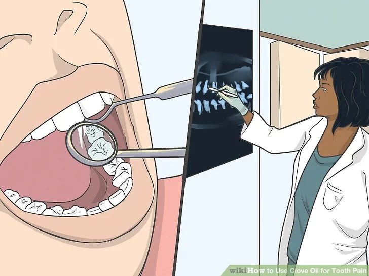 Bác sĩ kiểm tra sức khoẻ răng miệng