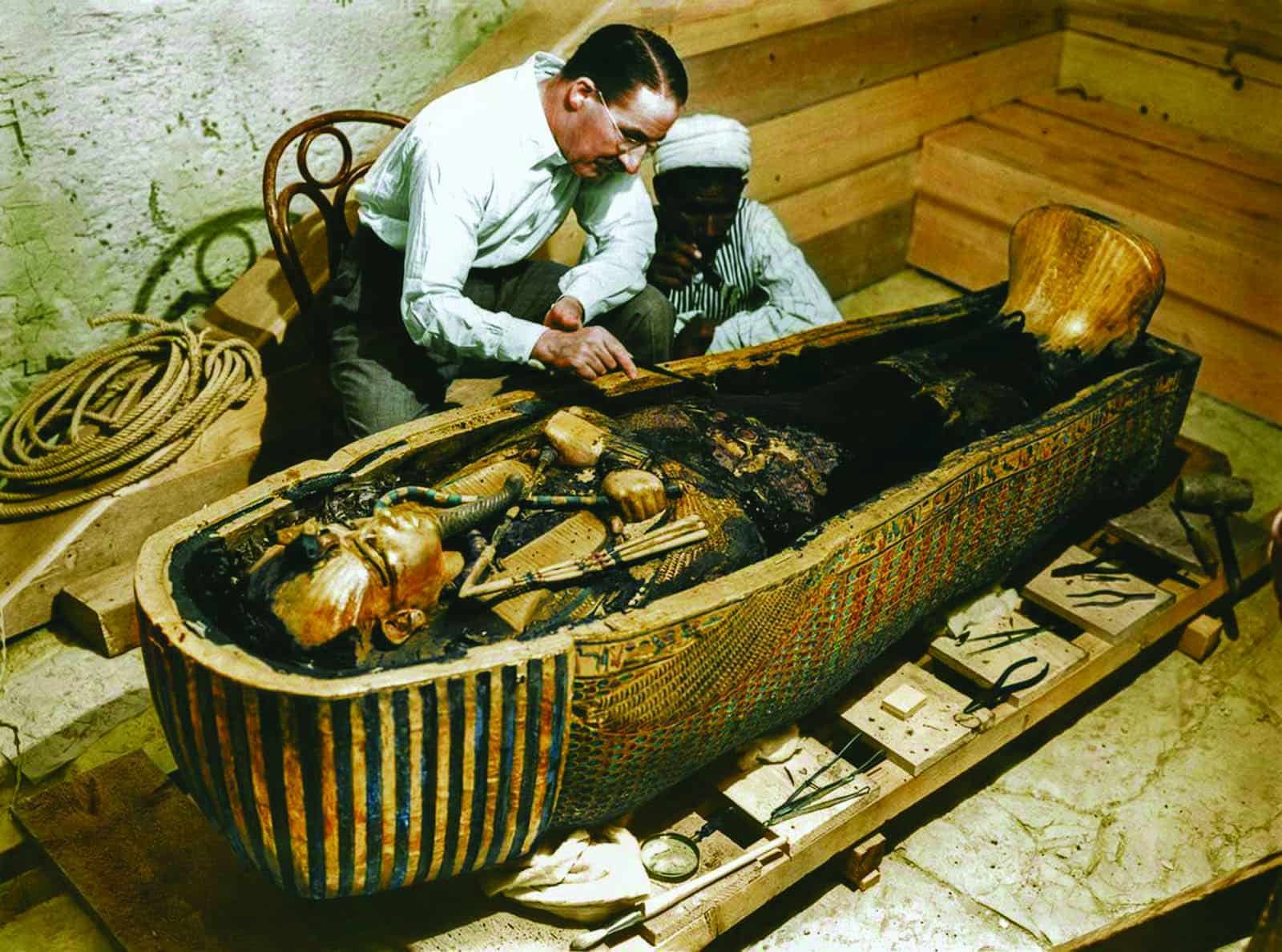 Khai quật quan t&agrave;i Vua Tutankhamun