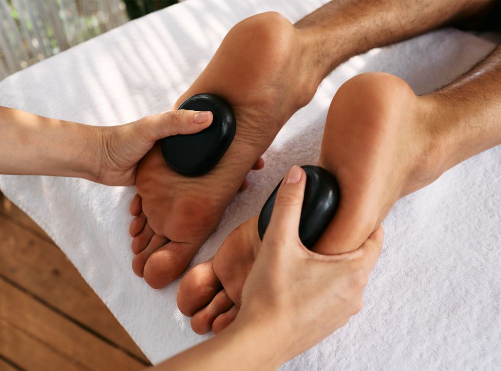 Massage chân bằng đá nóng