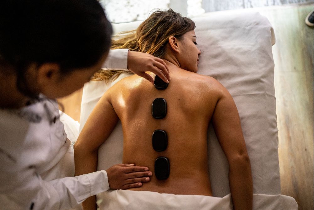 Mặc thoải mái khi massage đá nóng